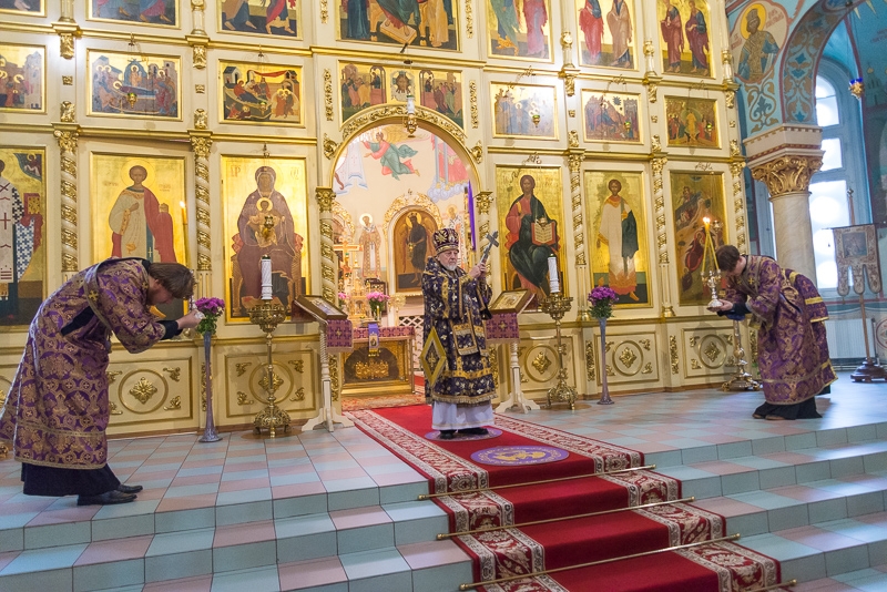 Высокопреосвященнейший Митрополит Александр совершил Божественную литургию в 5-ю неделю Великого поста
