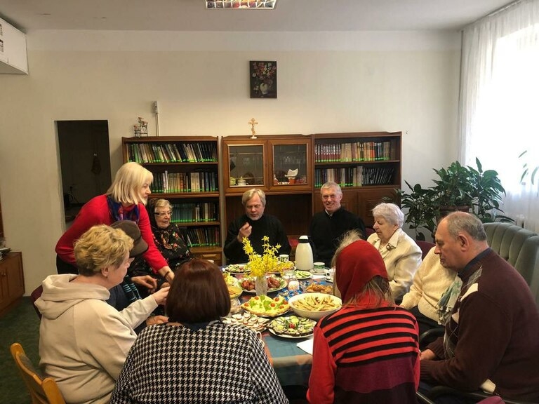 Духовенство и прихожане Рижского Свято-Троицкого собора посетили социальный центр "Paaudze"