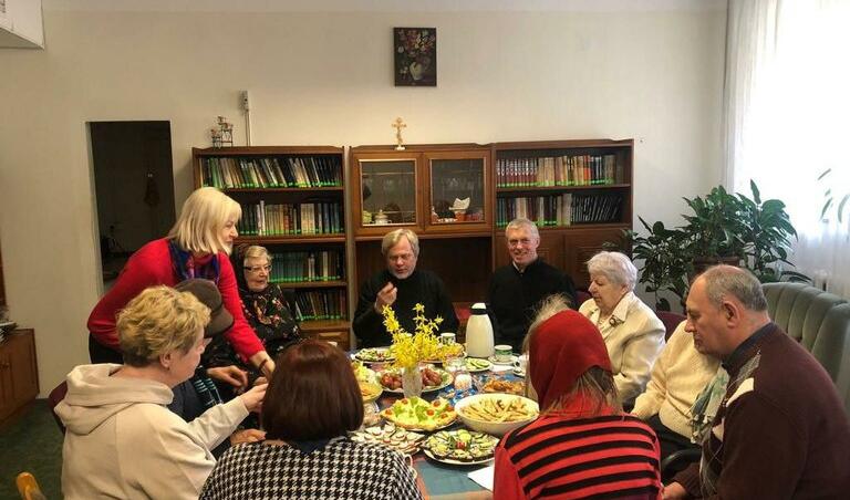 Духовенство и прихожане Рижского Свято-Троицкого собора посетили социальный центр "Paaudze"